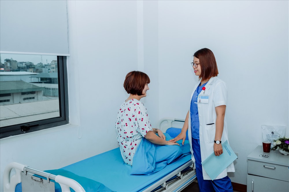 Bác sĩ Dung động viên một nữ bệnh nhân. Ảnh: Lam Quân