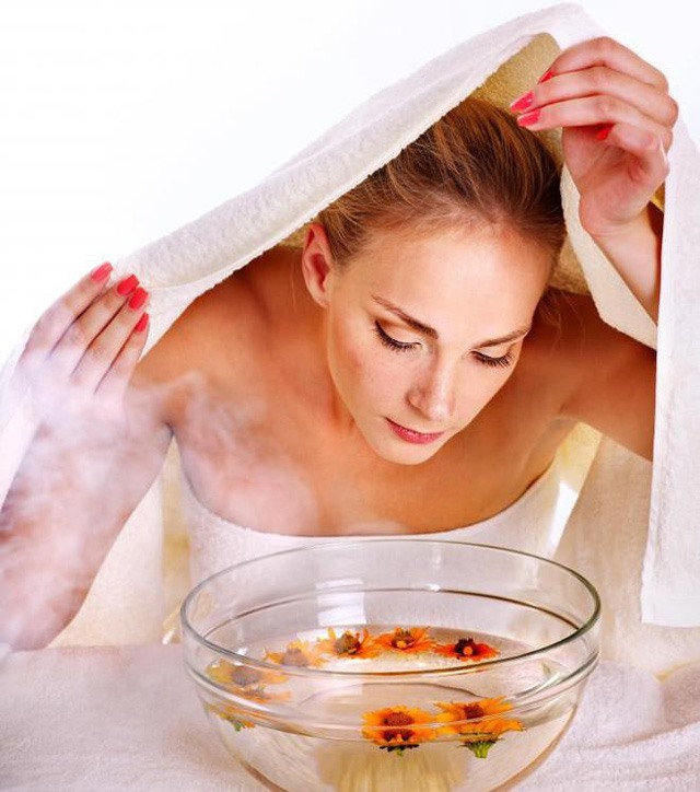 Xông hơi mặt cũng là cách chăm sóc da mặt rất hiệu quả mùa hanh khô
