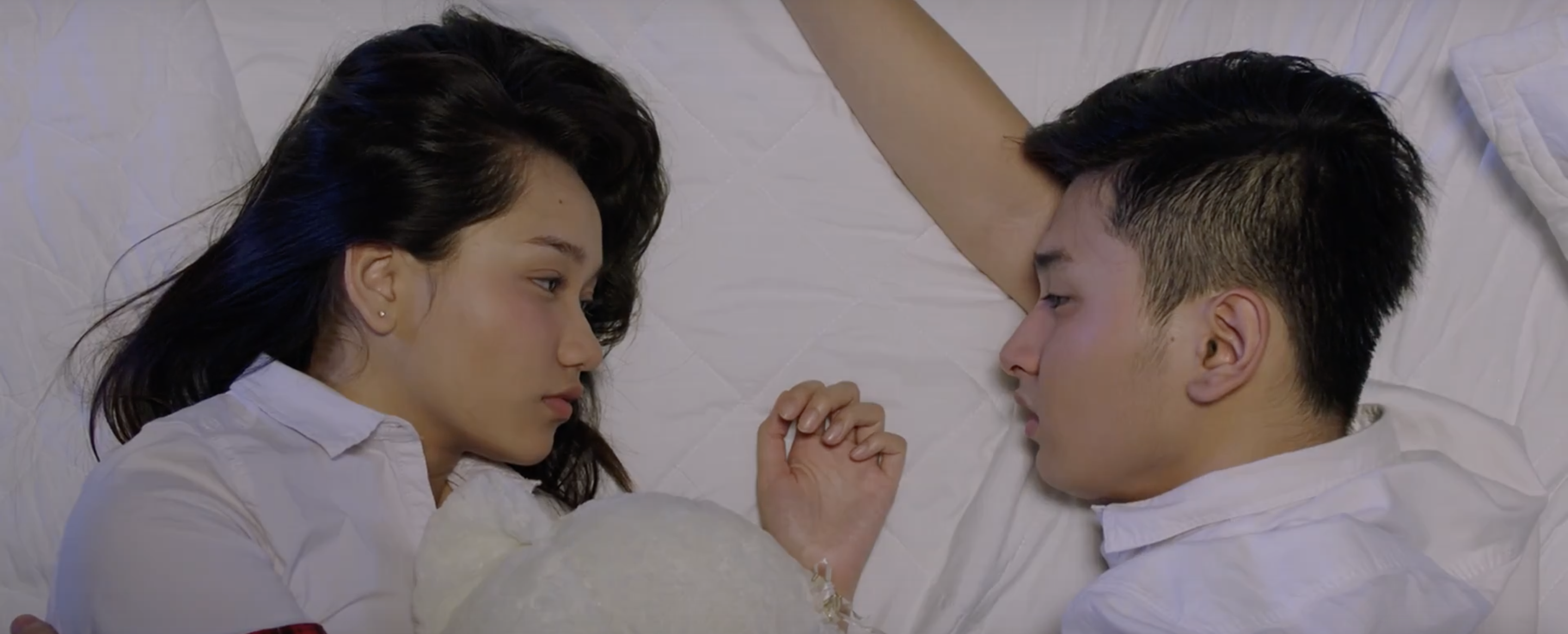 Phân cảnh hai nhân vật chính say xỉn ngay đầu trailer. Ảnh: NSX.