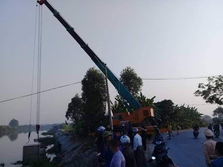 Lực lượng chức năng trục vớt xe ô tô lao xuống sông Rế. Ảnh CTV