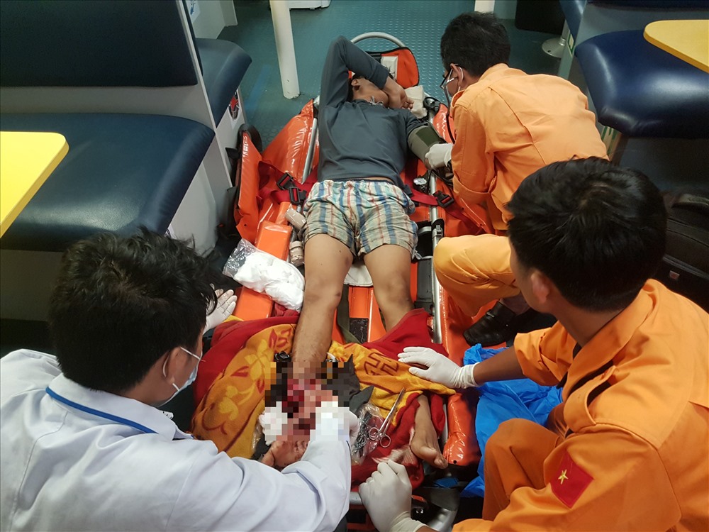 Anh Toàn được các bác sĩ sơ cấp cứu trước khi đưa vào đất liền. Ảnh: Trung tâm Phối hợp tìm kiếm cứu nạn hàng hải Việt Nam