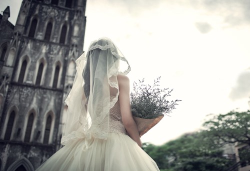 Lấy chồng để trả nợ, Liên bước lên xe hoa trong nồi buồn tê tái.