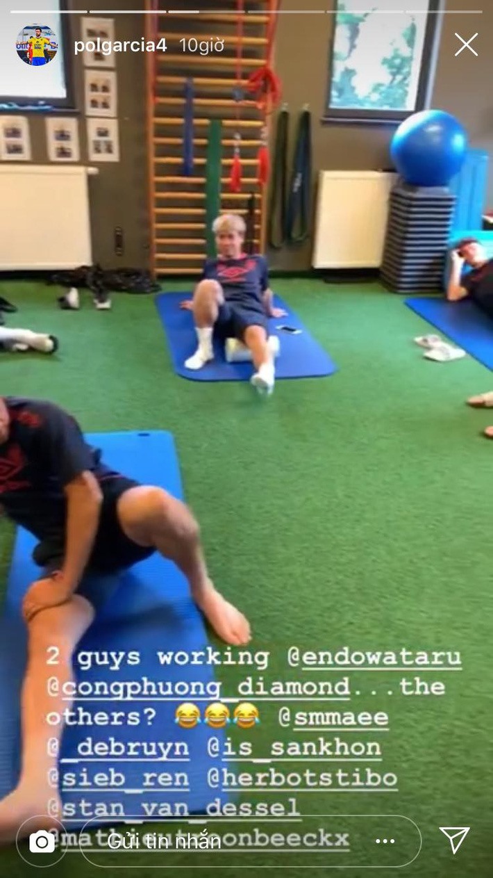 Công Phượng lăn foam roller giãn cơ trong một buổi tập tại Bỉ