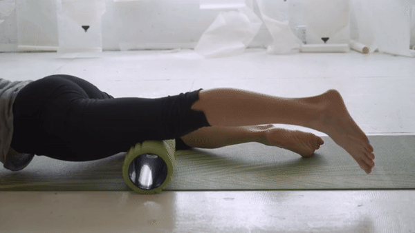 Lăn foam roller cơ quads