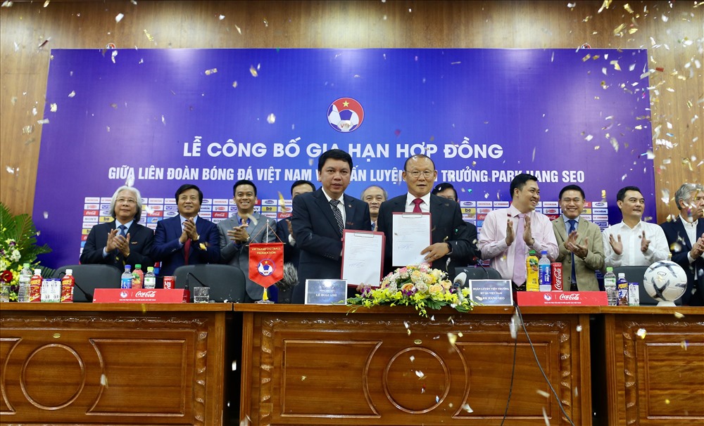 VFF công bố gia hạn hợp đồng với ông Park sáng 7.11. Ảnh: Hải Đăng