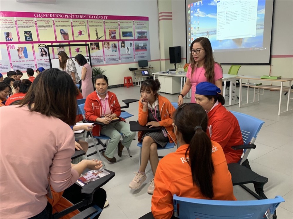 Các học viên thảo luận, trao đổi cách xử lý tình huống cụ thể về quấy rối tình dục. Ảnh CTV