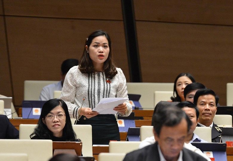 Đại biểu Nguyễn Thị Phúc (Đoàn Hưng Yên) đặt vấn đề có nên bỏ các quy định về văn bằng, chứng chỉ trong thi nâng ngạch, thăng hạng với công chức, viên chức.