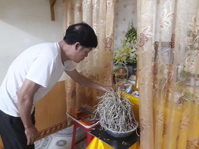 Từ cuối tháng 10, gia đình ông Thìn đã lập bàn thờ cho con gái Phạm Thị Trà My. Ảnh: Trần Tuấn