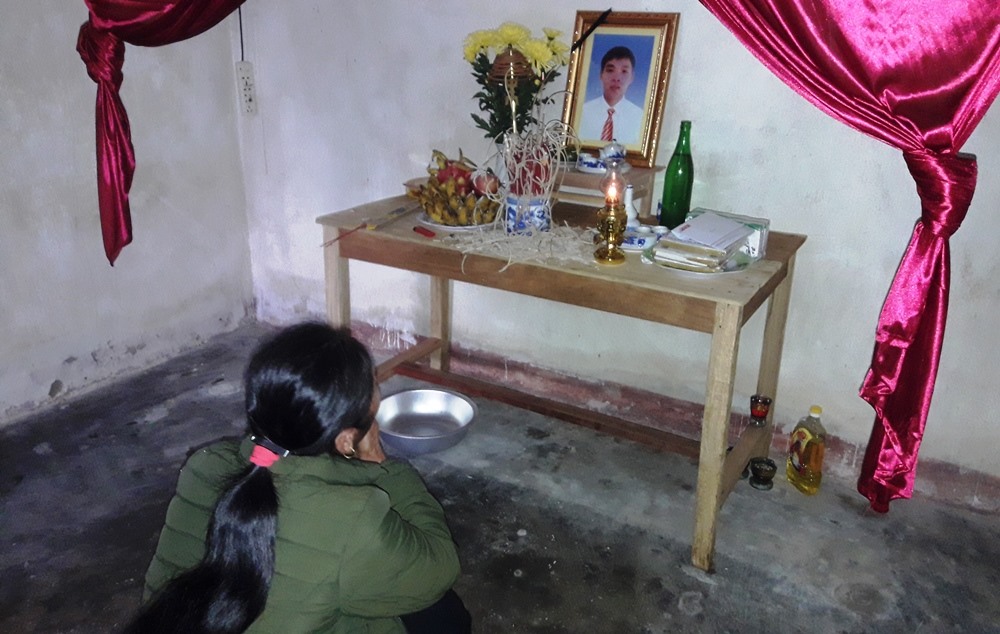 Gia đình ông Ái cũng đã lập bàn thờ cho con trai từ lâu. Ảnh: Trần Tuấn