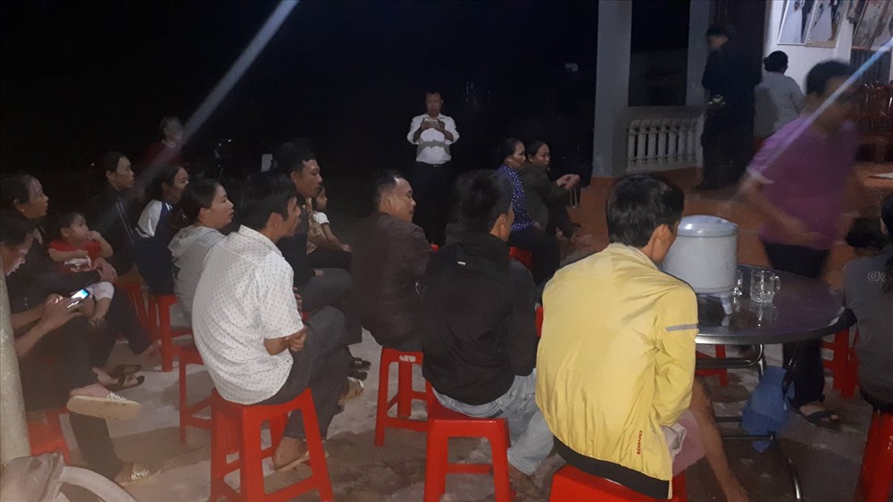 Tối ngày 7.11, nhiều bà con, hàng xóm đến chia buồn với gia đình ông Gia