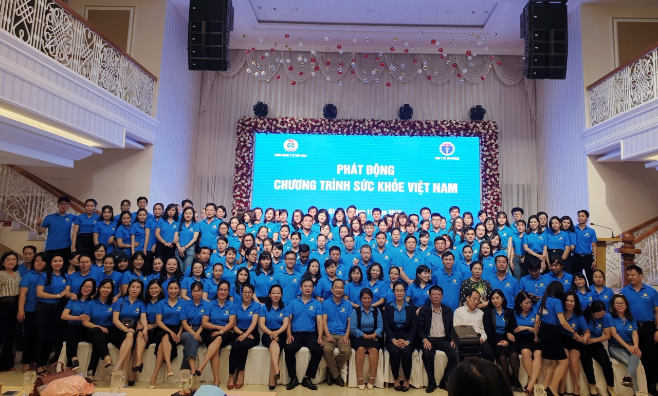 Các đại biểu chụp ảnh lưu niệm.