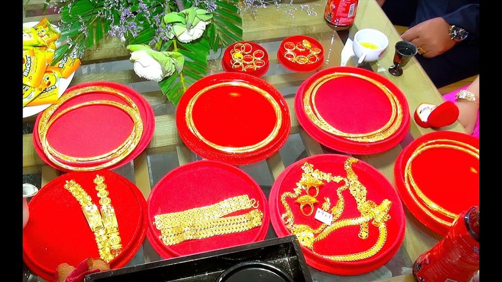 Nhà gái đòi sính lễ 100 triệu tiền mặt hoặc quy ra 3 cây vàng khiến nhà trai tức tối. Ảnh minh họa