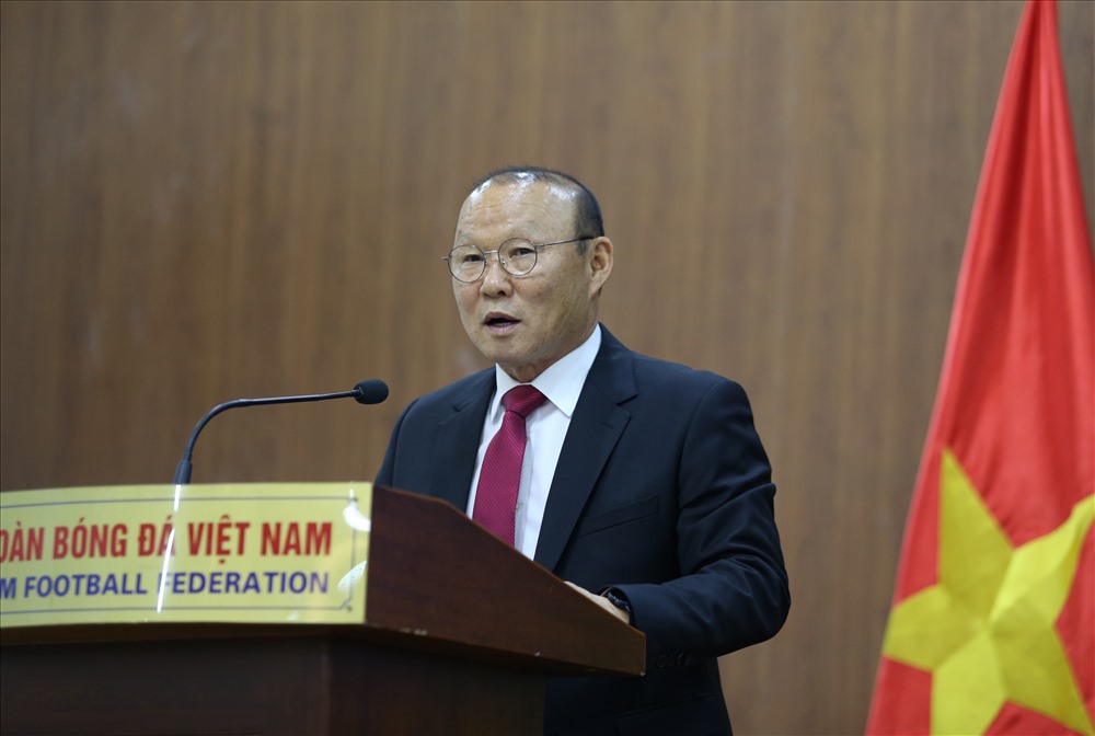 HLV Park Hang-seo sẽ không phải chia sẻ doanh thu quảng cáo với VFF. Ảnh: H.A