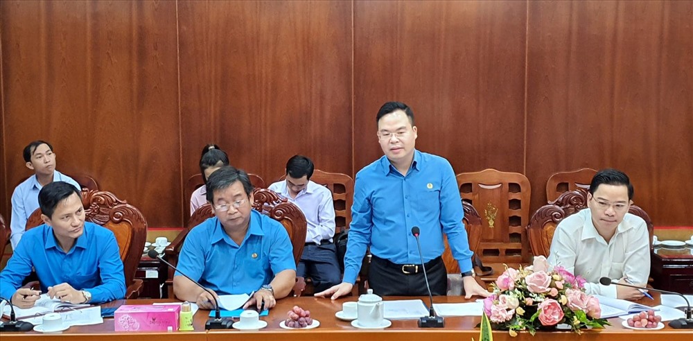 Đồng chí Trần Văn Khải, Ủy viên Đoàn chủ tịch Tổng LĐLĐ Việt Nam, Trưởng Ban quản lý dự án Thiết chế công đoàn trình bày tổ hợp thiết chế công đoàn được xây dựng tại Sóc Trăng (ảnh Nhật Hồ)