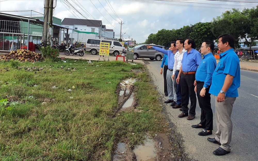 Kiểm tra thực địa khu đất xây dựng Thiết chế Công đoàn tại Khu Công nghiệp An Nghiệp, Sóc Trăng (ảnh Nhật Hồ)