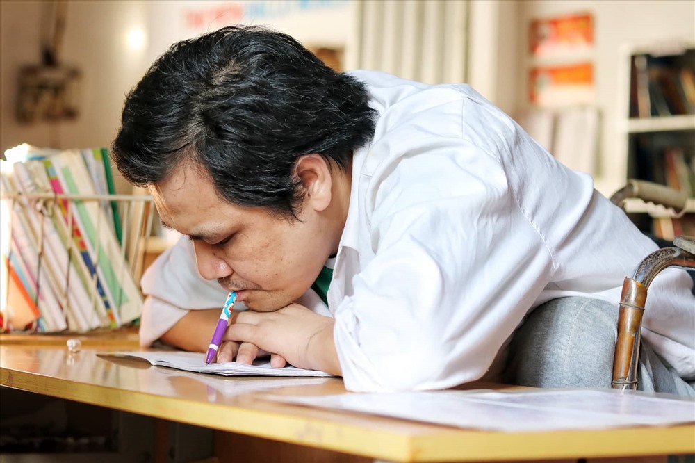 Nét chữ viết bằng miệng của anh Trường khiến người xem phải thán phục