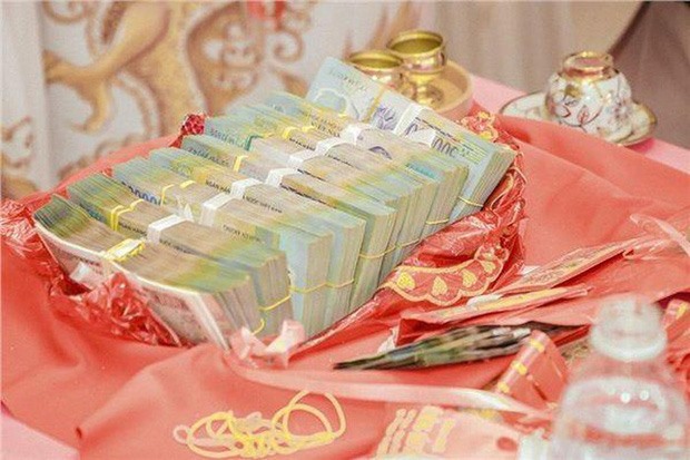Ngoài vàng và kim cương, nhà trai còn đưa đến sính lễ gần 1 tỷ đồng tiền mặt