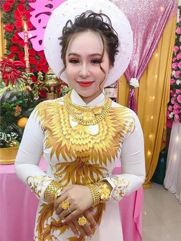 Cô dâu ” số hưởng” khi được nhà trai tặng sính lễ đầy ắp vàng và tiền mặt lên đến gần 1 tỷ. Ảnh: FB