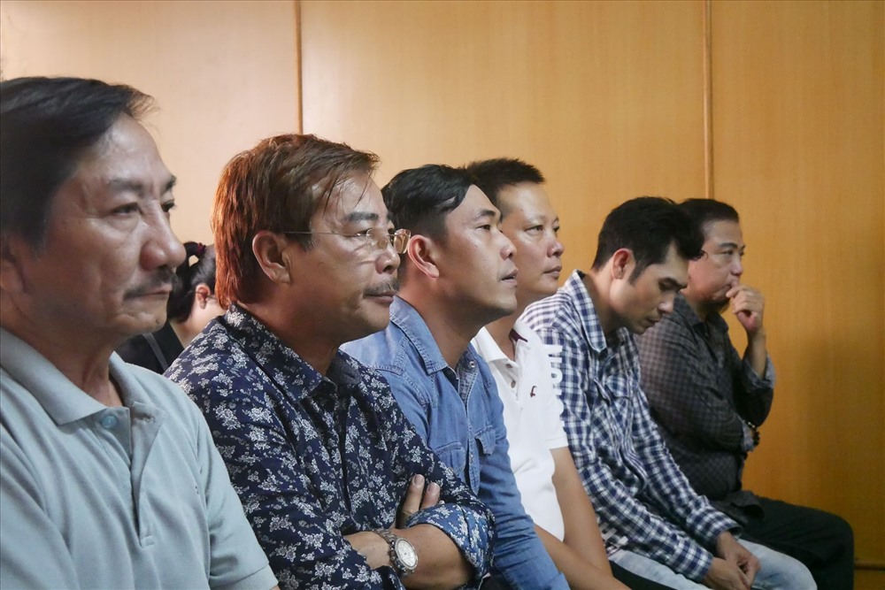 Bị cáo Hồng Tơ cùng 5 đồng phạm tại phiên xét xử ngày 8.11. Ảnh: Anh Tú.