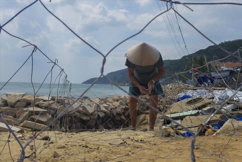 “Gia đình tôi không ở sát bờ kè mà khi bão số 5 vào đã làm tốc mái tôn, lo lắng con bão này mạnh hơn cơn bão trước nên từ chiều qua, gia đình tôi đã lấy cát từ biển vào chằng nhà, đồng thời dùng xi măng sửa lại một số chỗ bị hư từ cơn bão trước” – ông Đông nói thêm.