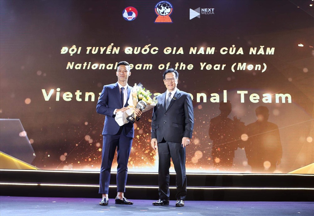Quế Ngọc Hải đại diện nhận giải đội tuyển của năm. Ảnh: Hải Đăng