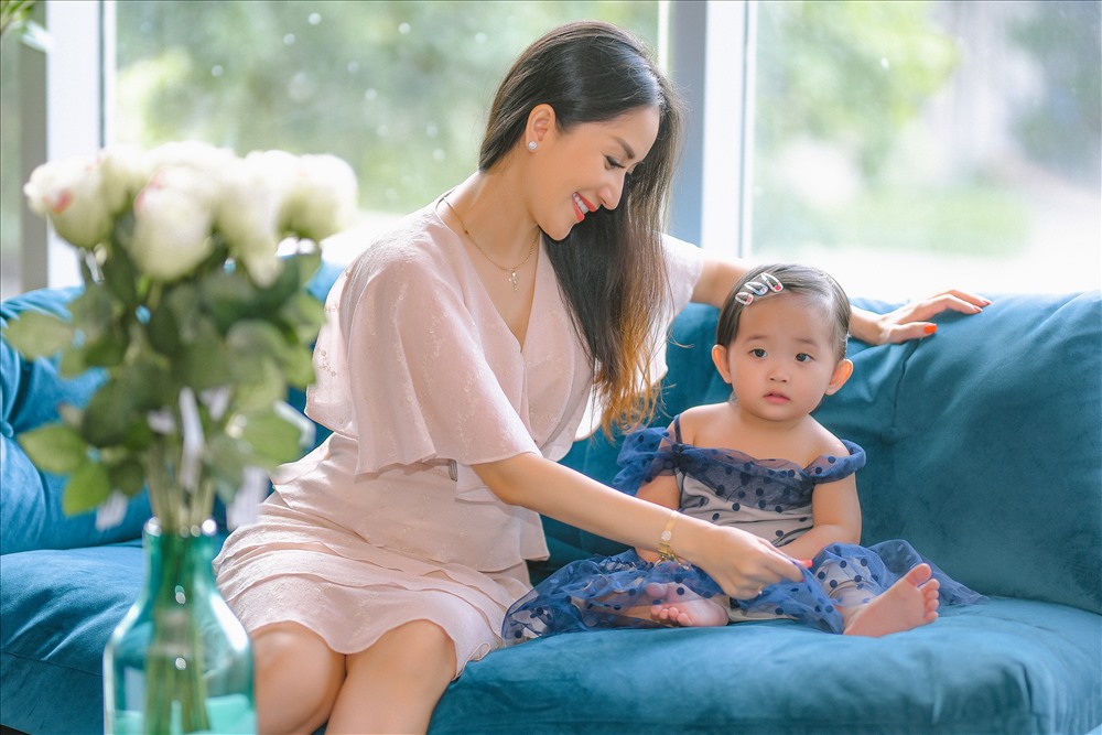 Tuy nhiên, Khánh Thi cho biết, để có được hạnh phúc hiện tại cô và ông xã kém tuổi đã phải nỗ lực rất nhiều.