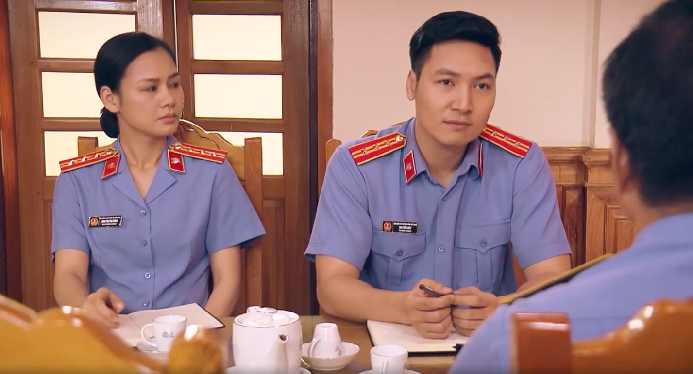 Hùng báo cáo những nghi vấn với Viện trưởng Viện kiểm sát. Ảnh: CMH.