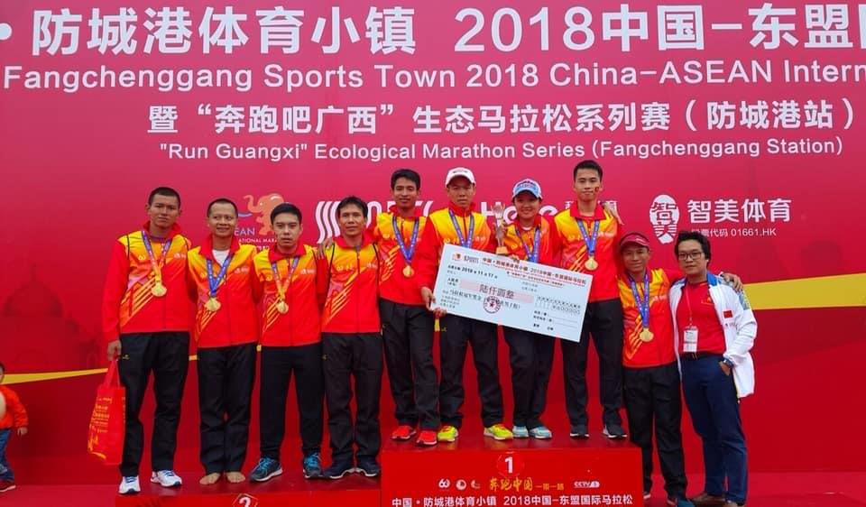 Tiến Hùng tại giải chạy marathon ở Phòng Thành Cảng, Trung Quốc. Ảnh: NVCC