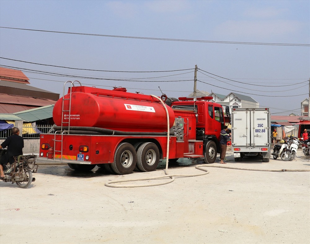 9 xe cứu hỏa được điều động đến hiện trường để dập lửa. Ảnh: NT