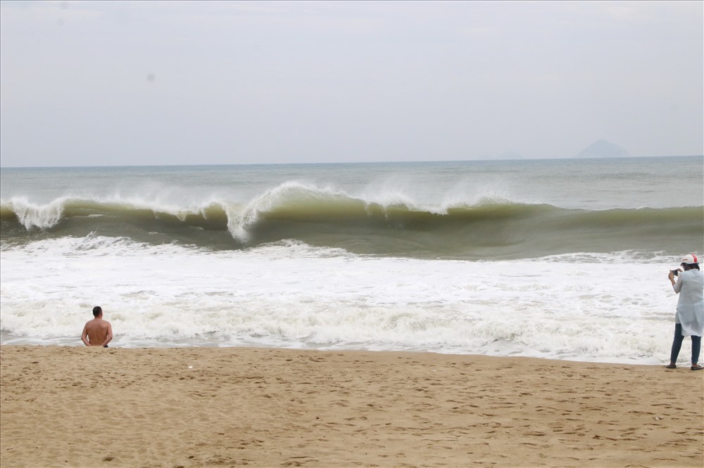 Những cột sóng cao 2-3m xuất hiện trên bờ biển Nha Trang từ đêm qua đến nay. Ảnh: Phương Linh