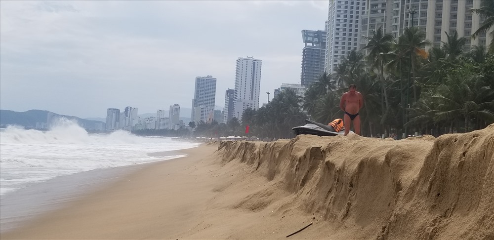 Bờ cát dài phía dưới khiến nhiều du khách thích thú đi dạo và ngắm sóng. Ảnh: Phương Linh