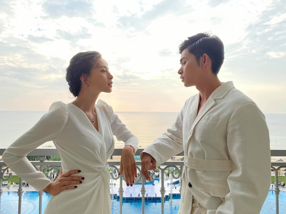 Các sao Việt tranh thủ chụp bức ảnh kỉ niệm trước giờ cử hành hôn lễ. FBNV