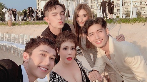 Được biết, chi phí tổ chức đám cưới của cặp đôi lên tới 10 tỉ đồng. Cặp đôi đã bao trọn vé máy bay, nơi nghỉ dưỡng tại Phú Quốc cho các khách mời. Ảnh: FBNV.