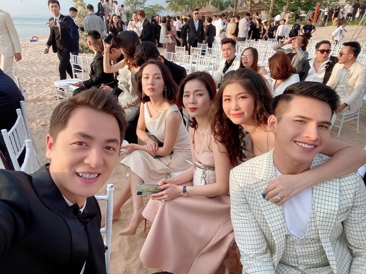 Các sao Việt tranh thủ chụp bức ảnh kỉ niệm trước giờ cử hành hôn lễ. FBNV