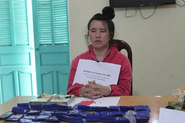 Đối tượng Quàng Thị Thoong cùng tang vật.
