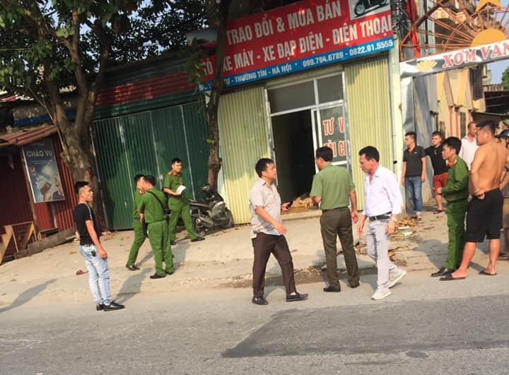 Cơ quan công an kiểm tra hiện trường nơi xảy ra vụ án mạng.