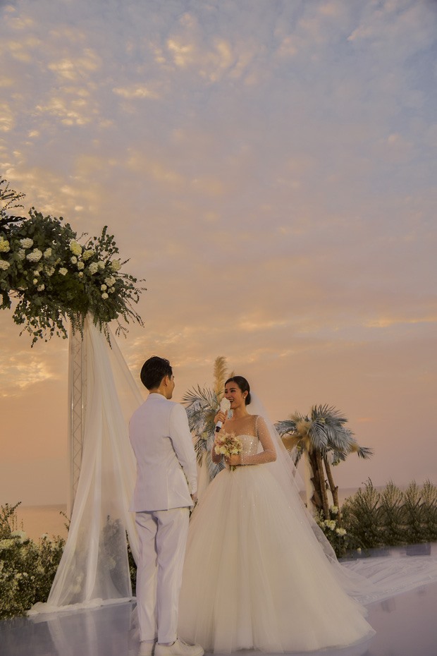 Cả hai xúc động trao nhau nụ hôn ngay tại thời khắc chính thức trở thành vợ chồng. Ảnh: DN.