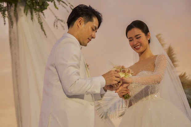 Cả hai xúc động trao nhau nụ hôn ngay tại thời khắc chính thức trở thành vợ chồng. Ảnh: DN.