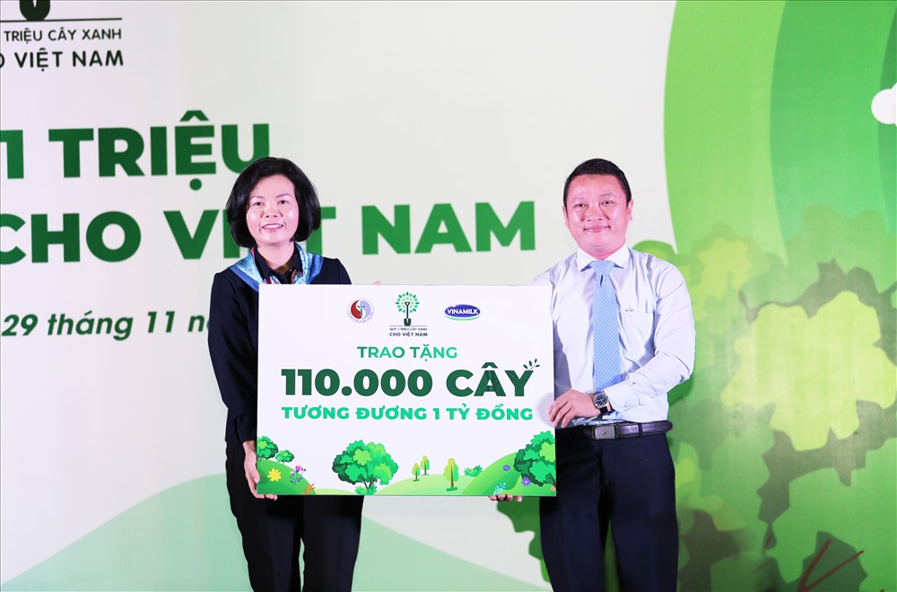 Bà Bùi Thị Hương – Giám đốc Điều hành Nhân sự, Hành chính & Đối ngoại Vinamilk trao bảng tượng trưng tặng 110.000 cây xanh của Quỹ 1 triệu cây xanh cho Việt Nam cho đại diện tỉnh Bình Định.