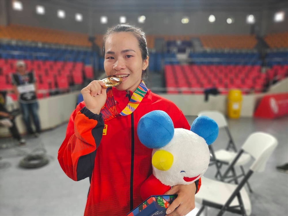 Vương Thị Huyền nghẹn ngào và xúc động nói về người cha mẹ đã khuất của mình. Ảnh: D.P
