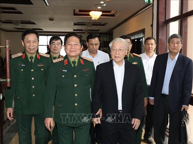 Đại tướng Ngô Xuân Lịch, Ủy viên Bộ Chính trị, Phó Bí thư Quân ủy Trung ương , Bộ trưởng Bộ Quốc phòng đón Tổng Bí thư, Chủ tịch nước Nguyễn Phú Trọng, Bí thư Quân ủy Trung ương đến dự Hội nghị. Ảnh: Trí Dũng/TTXVN