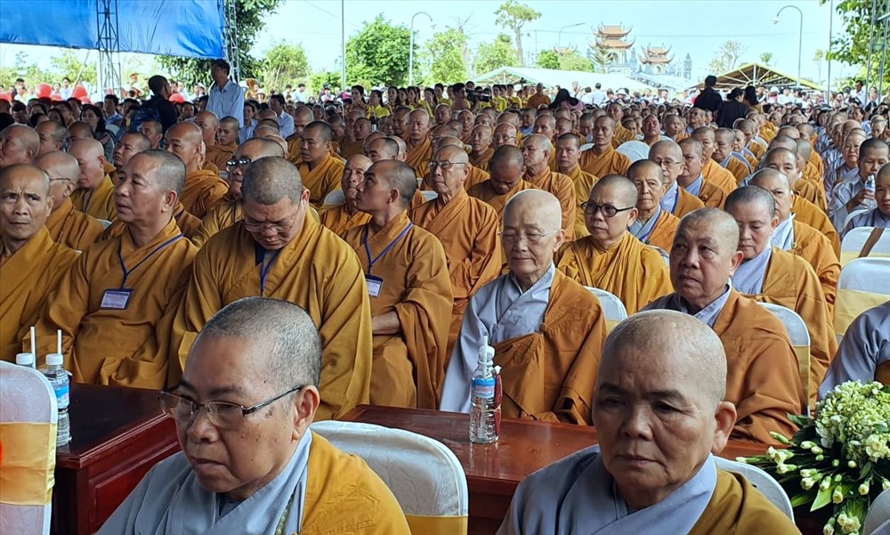 Rất động chư tăng, phật tử đến tham gia lễ khánh thành (ảnh Nhật Hồ)