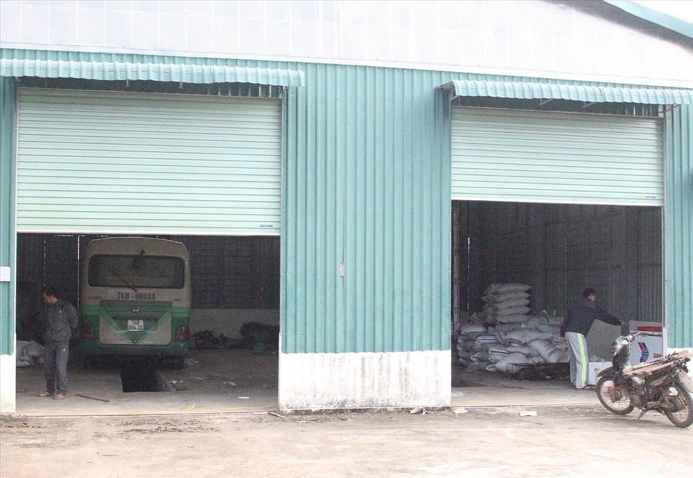 Các nhân viên Hải quan khá vất vả khi tạm giữ số động vật còn sống hoặc đã chết trong nhà kho. Ảnh: NĐ.