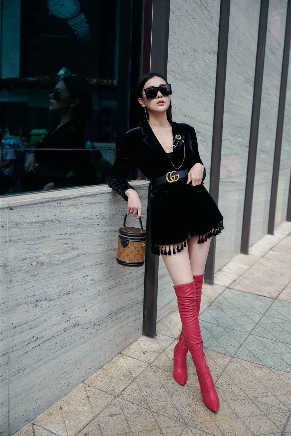 Phương Oanh “Quỳnh búp bê” khoe đôi chân dài miên man trong bộ trang phục sành điệu. Ảnh: Long Hoàng.