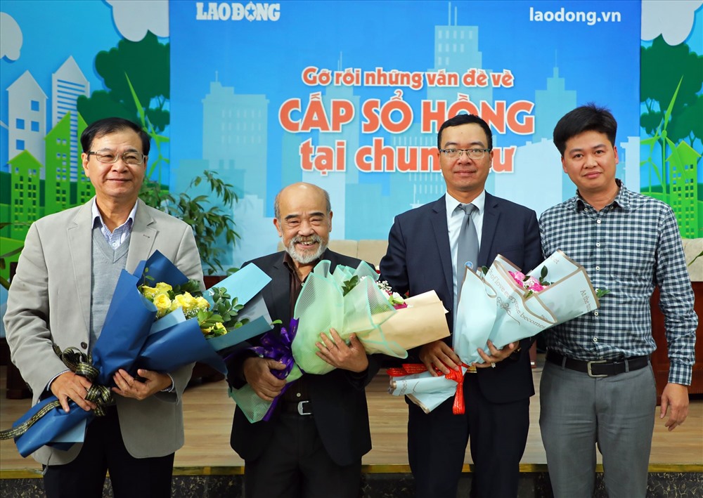 Ông Hoàng Lâm - Tổng Thư ký tòa soạn Báo Lao Động tặng hoa các khách mời tham dự tọa đàm. Ảnh: Tô Thế