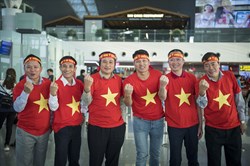 Cổ động viên "đổ bộ" sân bay sang xem trận U22 Việt Nam vs U22 Indonesia