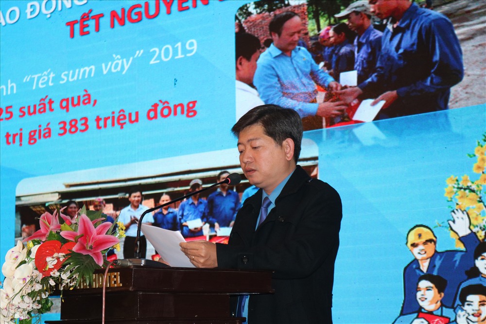 Ông Phan Hồng Anh - Phó chủ tịch LĐLĐ Thừa Thiên - Huế báo cáo tổng kết tại hội nghị. Ảnh: PĐ.