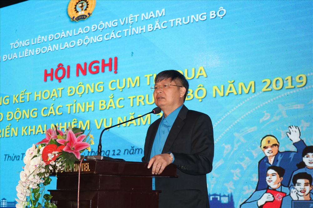 Đồng chí Phan Văn Anh -  Phó Chủ tịch Tổng Liên đoàn Lao động Việt Nam phát biểu tại hội nghị. Ảnh: PĐ.