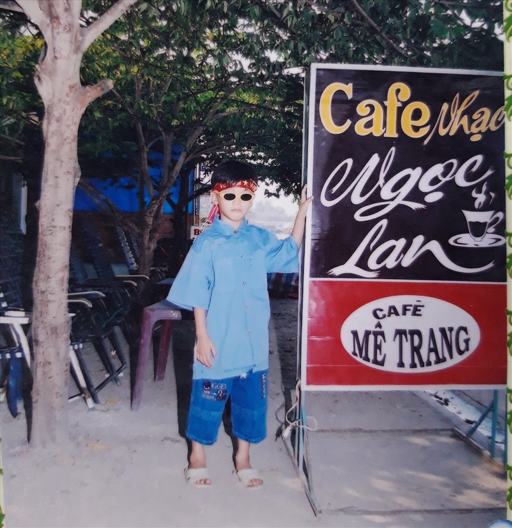 Quán cà phê Ngọc Lan gắn bó với Tiến Linh. Mẹ Tiến Linh cho biết sau này dù lớn, mỗi lần đi đá bóng về thăm nhà Tiến Linh vẫn pha cà phê, bưng nước phục vụ khách.