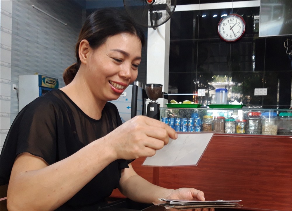 Mẹ Tiến Linh không nhịn được cười khi nhìn lại bức ảnh lúc nhỏ của con. Ảnh: Đình Trọng